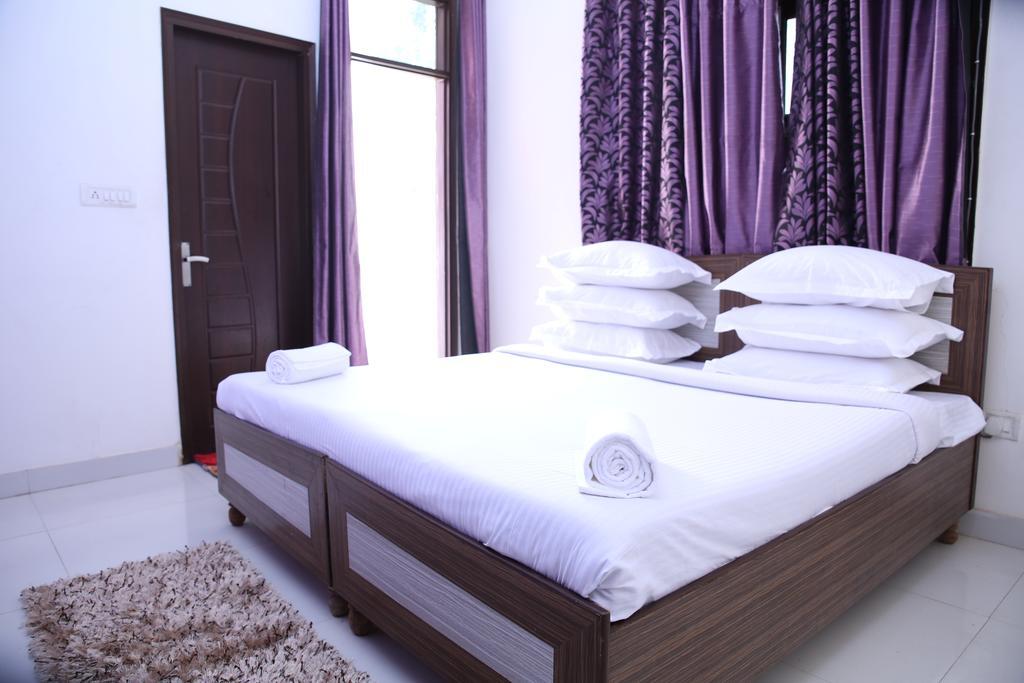 Hotel Airport Land New Delhi Room photo